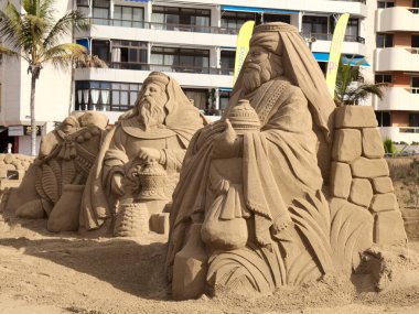 Las Palmas de Gran Canaria, İspanya - 13 Aralık 2021 'de İspanya' nın Las Palmas de Gran Canaria kentinde kumdan yapılmış doğum sahneleri Belen de Arena 'ya hayran kalındı.