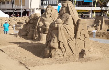 Las Palmas de Gran Canaria, İspanya - 13 Aralık 2021 'de İspanya' nın Las Palmas de Gran Canaria kentinde kumdan yapılmış doğum sahneleri Belen de Arena 'ya hayran kalındı.