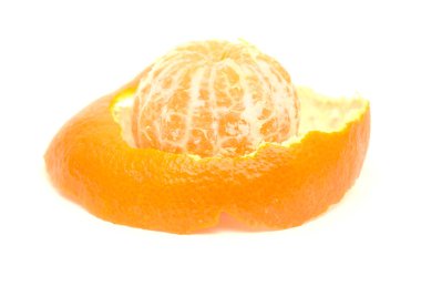 Beyaz arkaplanda küçük olgun satsuma mandarini izole 