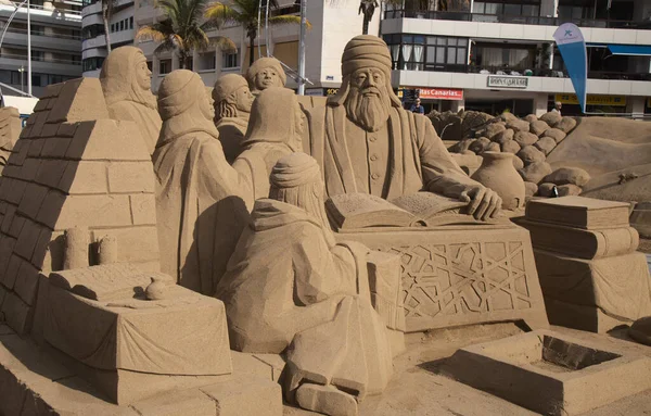 Las Palmas de Gran Canaria, İspanya - 13 Aralık 2021 'de İspanya' nın Las Palmas de Gran Canaria kentinde kumdan yapılmış doğum sahneleri Belen de Arena 'ya hayran kalındı.