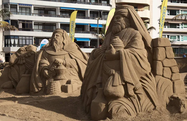 Las Palmas de Gran Canaria, İspanya - 13 Aralık 2021 'de İspanya' nın Las Palmas de Gran Canaria kentinde kumdan yapılmış doğum sahneleri Belen de Arena 'ya hayran kalındı.