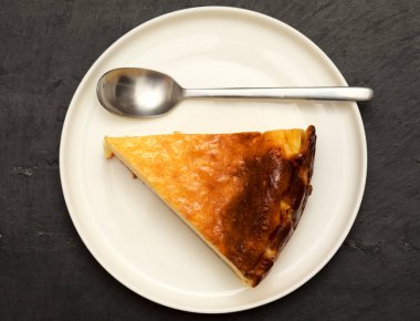 Küçük bir tabakta ev yapımı fırında peynirli kek.