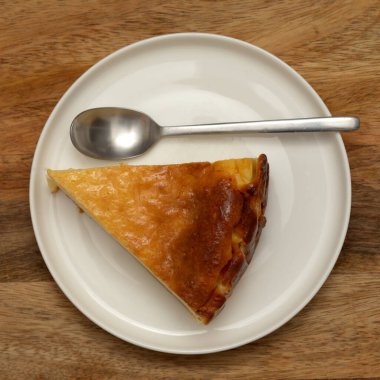 Küçük bir tabakta ev yapımı fırında peynirli kek.