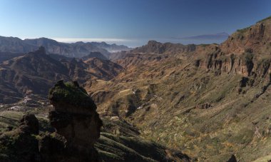 Gran Canaria, adanın orta kesiminin manzarası, Las Cumbres, ie The Summits, Caldera de Tejeda coğrafi merkezde, Cruz de Tejeda geçidinde görüldüğü gibi