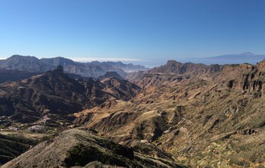Gran Canaria, adanın orta kesiminin manzarası, Las Cumbres, ie The Summits, Caldera de Tejeda coğrafi merkezde, Cruz de Tejeda geçidinde görüldüğü gibi