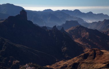 Gran Canaria, adanın orta kesiminin manzarası, Las Cumbres, ie The Summits, Caldera de Tejeda coğrafi merkezde, Cruz de Tejeda geçidinde görüldüğü gibi