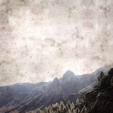 Tenteniguada vadisindeki popüler yürüyüş güzergahının çevresindeki Central Gran Canariaaa manzaralı şık desenli kağıt kare arka plan