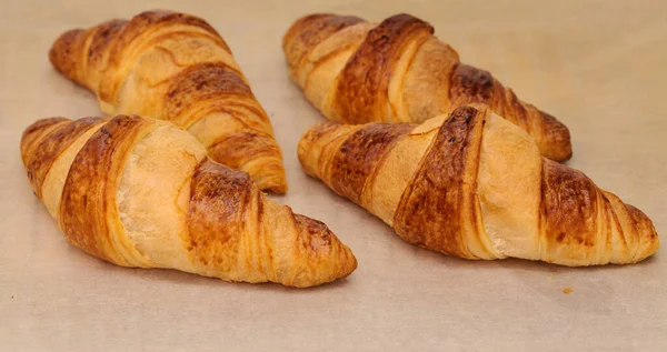 Croissants Frescos Del Horno Una Bandeja Parrilla Horno Cubierta Pergamino — Foto de Stock