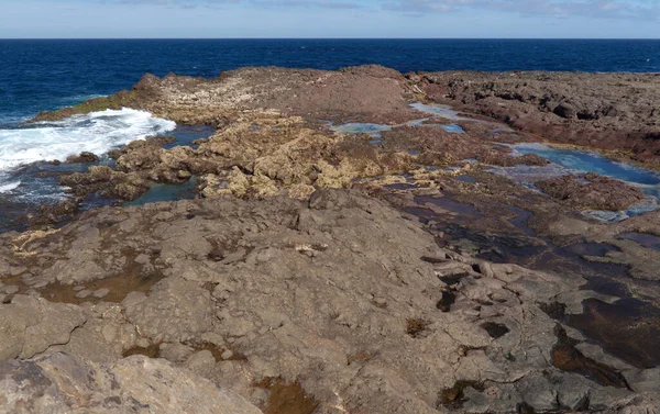 加尔达市Sardina Del Norte地区Gran Canaria火山岩将北部海岸陡峭的悬崖下平静的天然海水池与海洋隔开 — 图库照片