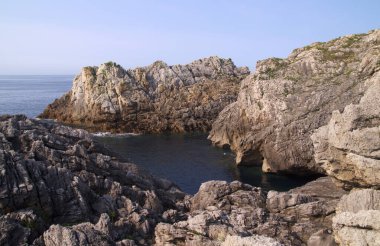 İspanya 'nın kuzeyinde Cantabria' nın kıyı kesiminde, Costa Quebrada, yani Kırık Kıyı, Liencres 'teki Playa de Somocuevas Koyu civarında.