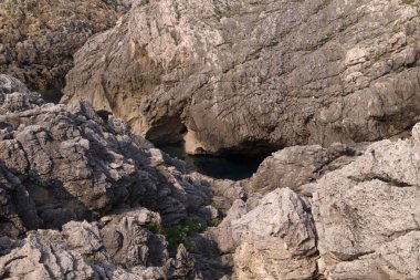 İspanya 'nın kuzeyinde Cantabria' nın kıyı kesiminde, Costa Quebrada, yani Kırık Kıyı, Liencres 'teki Playa de Somocuevas Koyu civarında.