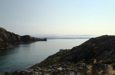 İspanya 'nın kuzeyinde Cantabria' nın kıyı kesiminde, Costa Quebrada, yani Kırık Kıyı, Liencres 'teki Playa de Somocuevas Koyu civarında.