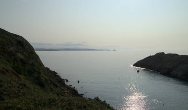 İspanya 'nın kuzeyinde Cantabria' nın kıyı kesiminde, Costa Quebrada, yani Kırık Kıyı, Liencres 'teki Playa de Somocuevas Koyu civarında.