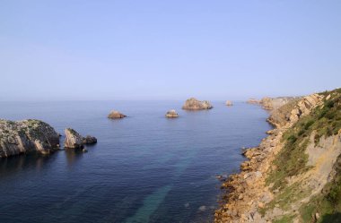 İspanya 'nın kuzeyinde Cantabria' nın kıyı kesiminde, Costa Quebrada, yani Kırık Kıyı, Liencres 'teki Playa de Somocuevas Koyu civarında.