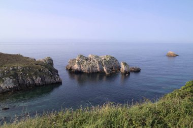 İspanya 'nın kuzeyinde Cantabria' nın kıyı kesiminde, Costa Quebrada, yani Kırık Kıyı, Liencres 'teki Playa de Somocuevas Koyu civarında.