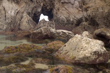 İspanya 'nın kuzeyinde Cantabria' nın kıyı kesiminde, Costa Quebrada, yani Kırık Kıyı, Liencres 'teki Playa de Somocuevas Koyu civarında.