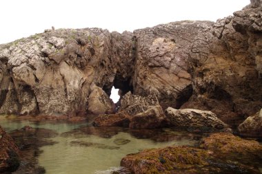 İspanya 'nın kuzeyinde Cantabria' nın kıyı kesiminde, Costa Quebrada, yani Kırık Kıyı, Liencres 'teki Playa de Somocuevas Koyu civarında.