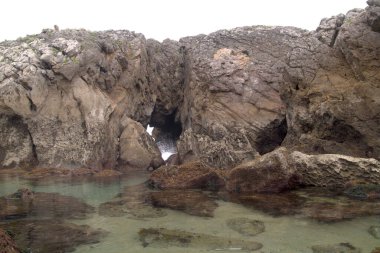 İspanya 'nın kuzeyinde Cantabria' nın kıyı kesiminde, Costa Quebrada, yani Kırık Kıyı, Liencres 'teki Playa de Somocuevas Koyu civarında.