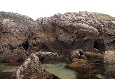 İspanya 'nın kuzeyinde Cantabria' nın kıyı kesiminde, Costa Quebrada, yani Kırık Kıyı, Liencres 'teki Playa de Somocuevas Koyu civarında.