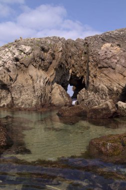 İspanya 'nın kuzeyinde Cantabria' nın kıyı kesiminde, Costa Quebrada, yani Kırık Kıyı, Liencres 'teki Playa de Somocuevas Koyu civarında.