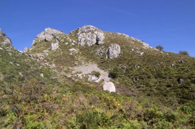 İspanya 'nın kuzeyinde, Cantabria' nın dağlık kesiminde, Kolados del Ason Doğal Parkı 'nda yürüyüş rotası.