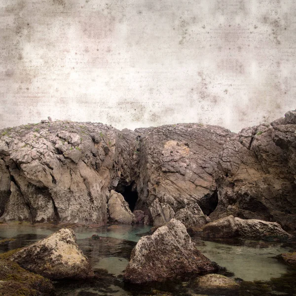 カンタブリアの海岸部の風景とスタイリッシュなテクスチャ古い紙の正方形の背景はコスタ ケブラダ 壊れた海岸と呼ばれます — ストック写真