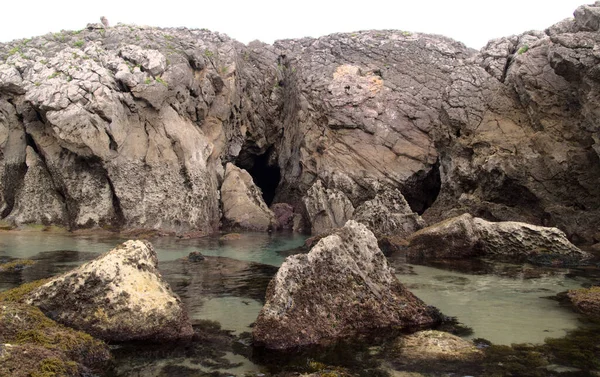 İspanya 'nın kuzeyinde Cantabria' nın kıyı kesiminde, Costa Quebrada, yani Kırık Kıyı, Liencres 'teki Playa de Somocuevas Koyu civarında.
