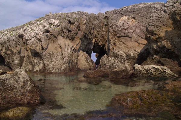 スペイン北部のカンタブリア沿岸部 コスタケブラダ すなわち壊れた海岸 LiencresのPlaya Somocuevas入り江ビーチ周辺 — ストック写真