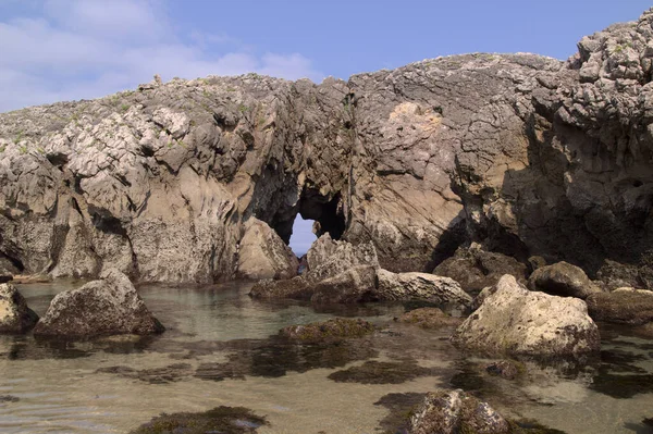 スペイン北部のカンタブリア沿岸部 コスタケブラダ すなわち壊れた海岸 LiencresのPlaya Somocuevas入り江ビーチ周辺 — ストック写真