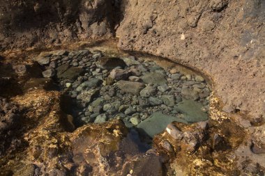 Gran Canaria 'nın kuzeyi, kayalıklar ve Barranquillo El Vino köyünün çevresindeki doğal yüzme havuzları.