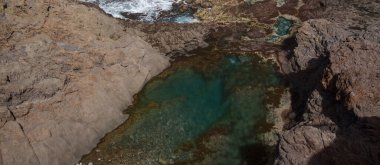 Gran Canaria 'nın kuzeyi, Faro de Sardina deniz feneri çevresindeki kayalıklar ve doğal yüzme havuzları, yani Espejos del Norte adlı grup. Kuzey 'in Aynaları