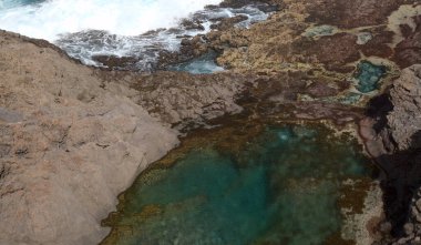 Gran Canaria 'nın kuzeyi, Faro de Sardina deniz feneri çevresindeki kayalıklar ve doğal yüzme havuzları, yani Espejos del Norte adlı grup. Kuzey 'in Aynaları