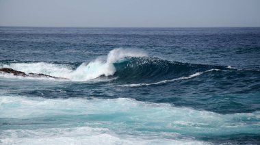 Büyük Kanarya, kuzey kıyısı, güçlü okyanus dalgaları kış fırtınası tarafından getirildi.