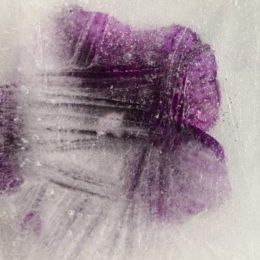 İçinde küçük yuvarlak hava kabarcıkları olan buz dokusu. 