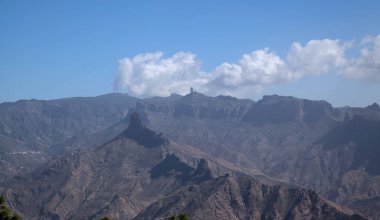 Gran Canaria, adanın orta kesiminin manzarası, Las Cumbres, ie The Summits, Caldera de Tejeda coğrafi merkezde, Cruz de Tejeda geçidinde görüldüğü gibi