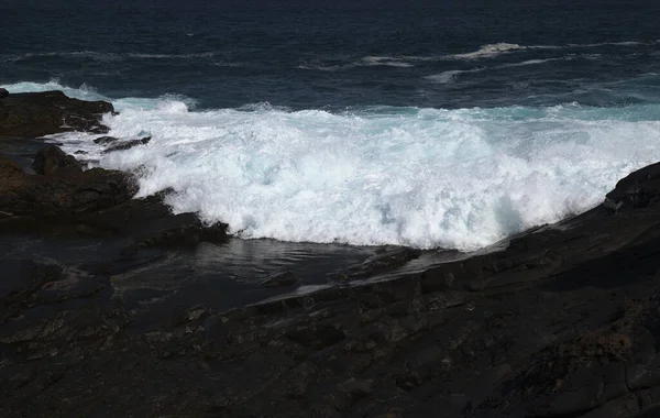 Gran Canaria Kuzey Kıyısı Puertillo Banaderos Çevresindeki Kayalıklar Okyanus Dalgalarından — Stok fotoğraf