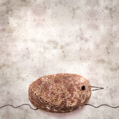 Yeşil bir mermer kabuktan yapılmış komik küçük kuşlarla süslü eski kağıt arka plan.