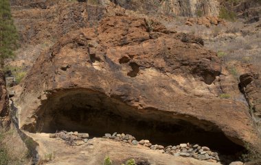 Gran Canaria, adanın güney kısmının manzarası Barranco de Arguinegun sarp ve derin vadi boyunca dikey kaya duvarları, bir köyden başlayan dairesel yürüyüş rotası