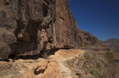 Gran Canaria, adanın güney kısmının manzarası Barranco de Arguinegun sarp ve derin vadi boyunca dikey kaya duvarları, bir köyden başlayan dairesel yürüyüş rotası