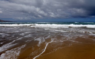 Las Palmas de Gran Canaria 'daki Las Canteras plajı kış fırtınasıyla harap oldu.