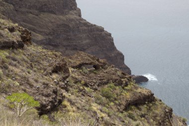 La Palma, adanın batı kıyısının manzarası, Tijarafe belediyesi, inanılmaz küçük bir köy olan Poris de Candelaria 'ya giden yol, okyanus kıyısındaki geniş bir mağarada saklı.