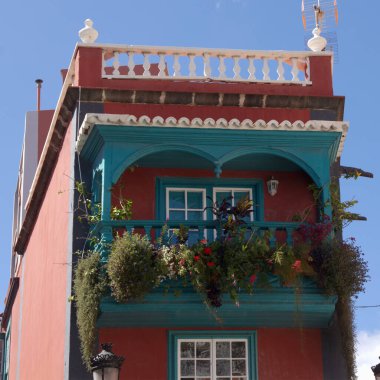 Santa Cruz de La Palma, İspanya - 20 Mart 2022: Turistler ve yerliler başkent La Palma Adası 'nın eski kesiminde güzel havanın tadını çıkarıyorlar.