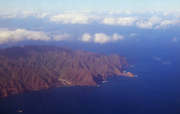 テネリフェ島 島の北東部の風景は 低飛行面から撮影し テネリフェ島ノルテ空港へのアプローチ — ストック写真