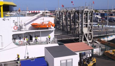 Santa Cruz de Tenerife, İspanya - 12 Nisan 2022: Deniz feribotu Fred.Olsen Ekspresi Agaete 'den Santa Cruz de Tenerife' ye düzenli Gran Kanaryası - Tenerife güzergahı