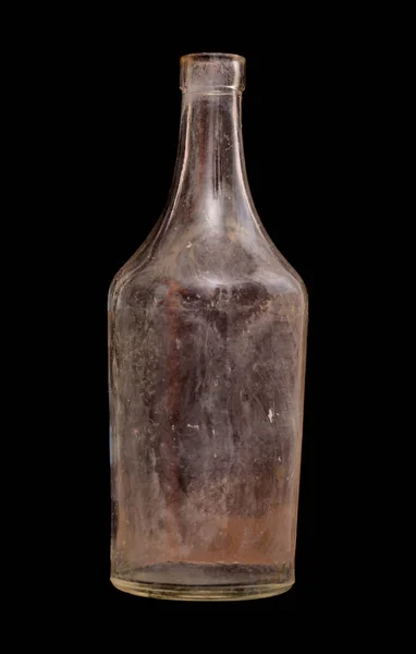 海岸で発見された透明なガラスの古い液体ボトル 黒の背景に隔離された表面上の自然な霜や途方もない効果 — ストック写真