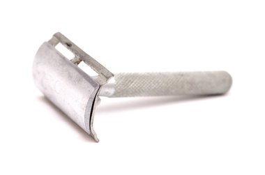 Beyaz arka planda izole edilmiş eski tarz çelik güvenlik jileti.