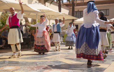 Las Palmas de Gran Canaria, İspanya - 15 Mayıs 2022: Halk müziği ve dans toplulukları hafta sonu gösterilerine Pueblo Canario 'da devam ederler. Kanarya Köyü mimari kompleksi iki yıllık iptalden sonra