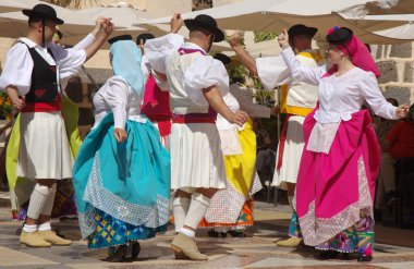 Las Palmas de Gran Canaria, İspanya - 15 Mayıs 2022: Halk müziği ve dans toplulukları hafta sonu gösterilerine Pueblo Canario 'da devam ederler. Kanarya Köyü mimari kompleksi iki yıllık iptalden sonra