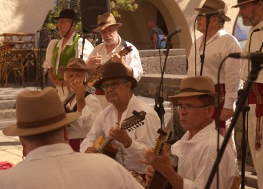 Las Palmas de Gran Canaria, İspanya - 15 Mayıs 2022: Halk müziği ve dans toplulukları hafta sonu gösterilerine Pueblo Canario 'da devam ederler. Kanarya Köyü mimari kompleksi iki yıllık iptalden sonra