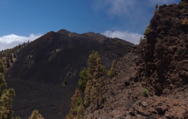 La Palma, uzun menzilli popüler yürüyüş rotası Ruta de Los Volcanes, El Duraznero yanardağının siyah kraterinin çevresindeki manzaralar, 1949 'da oluştu.